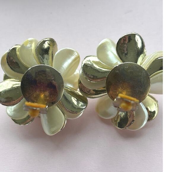 Vintage 1980's GLAMOUR Gold & Pearl Large Clusters Clip On Earrings - Picture 5 of 5